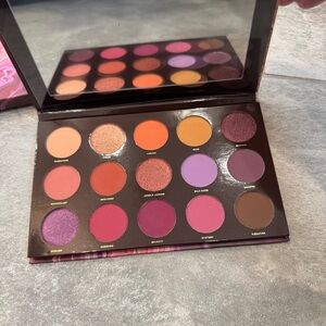 Hipdot Eyeshadow Palette with Rich Hues